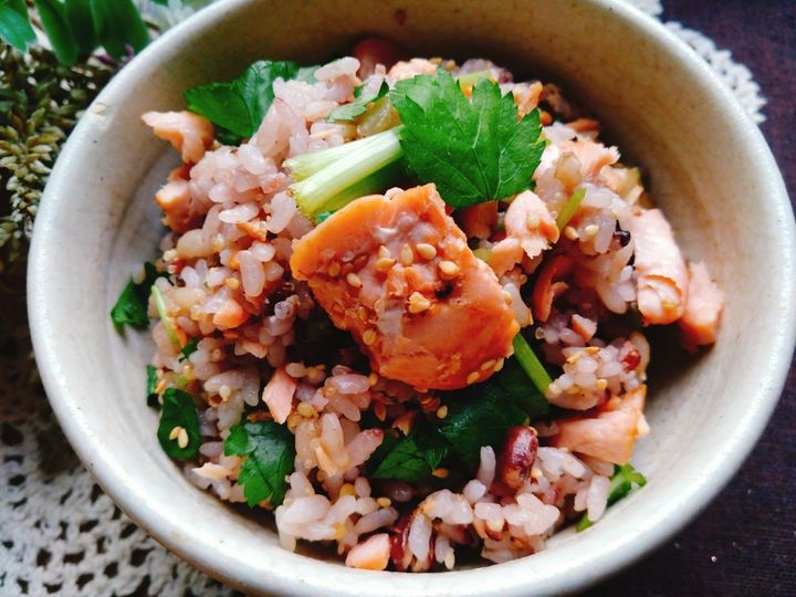 脂ののった旬の魚と香り野菜を合わせたおかずご飯。鮭と三つ葉の混ぜご飯