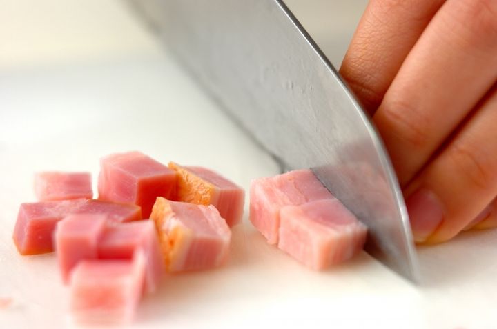 ゴロゴロベーコンとブロッコリーの薄焼きピザの下準備1