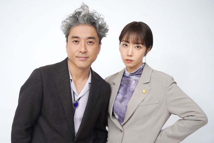 スペシャルドラマ『うちの弁護士はまたしても手がかかる』に出演する（左から）ムロツヨシ、木南晴夏 （C）フジテレビ width=