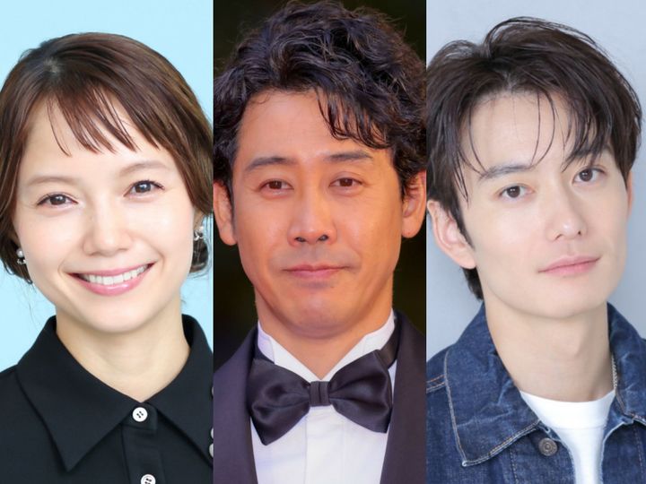 ドラマ『ちょっとだけエスパー』に出演中の（左から）宮崎あおい、大泉洋、岡田将生 クランクイン！ width=