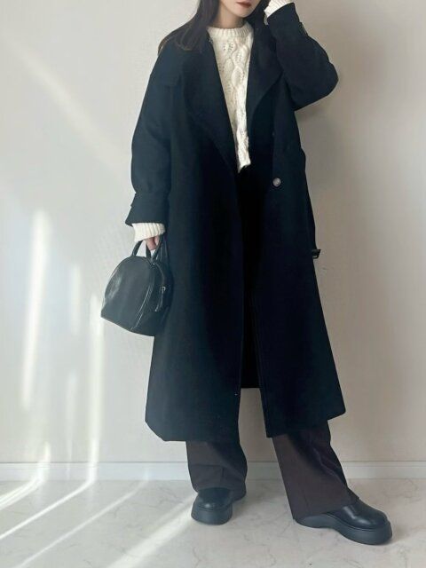 2025大人女性黒アウター白ケーブルニットコーデ