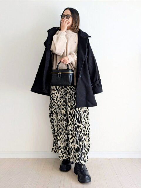 2025大人女性黒アウターレオパードスカートコーデ