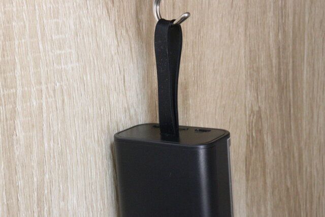 スケルトンデザイン モバイルバッテリー 5000mAh ストラップ