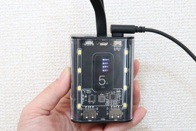 スケルトンデザイン モバイルバッテリー 5000mAh 使用時