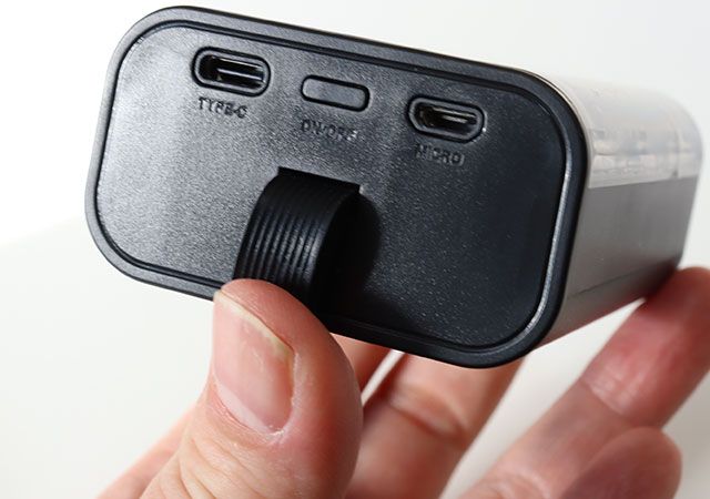 ダイソー モバイルバッテリー スケルトン 端子