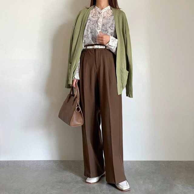 GUブラウンタックワイドパンツとグリーンコーデ