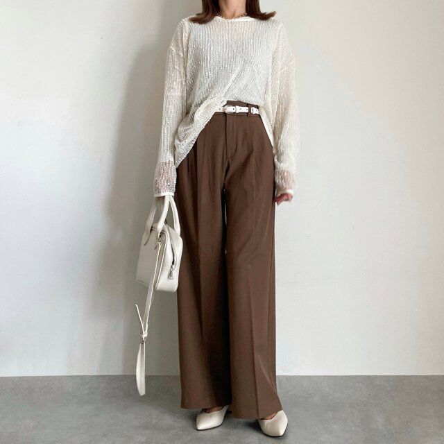 GUブラウンタックワイドパンツとホワイトコーデ