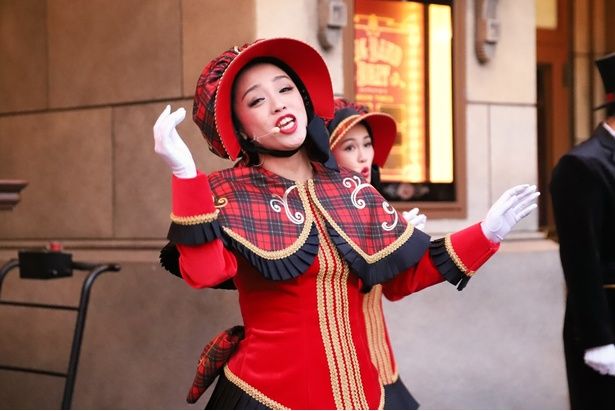 伸びやかに高音を響かせる女性シンガー