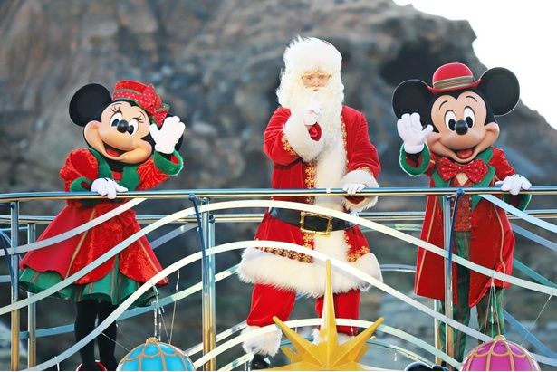 華やかなクリスマスカラーの衣装に身を包んだミッキーマウスとミニーマウス