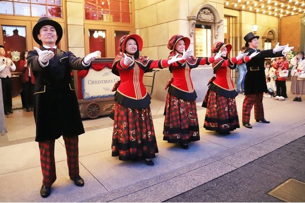 男女5人組の「クリスマスキャロラーズ」。美しく温かいハーモニーで、クリスマスソングを届けてくれる