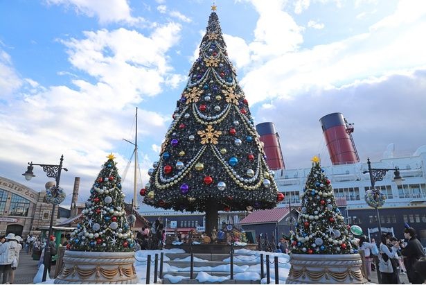 東京ディズニーシーの巨大ツリーは、大人っぽいおしゃれな装飾が魅力