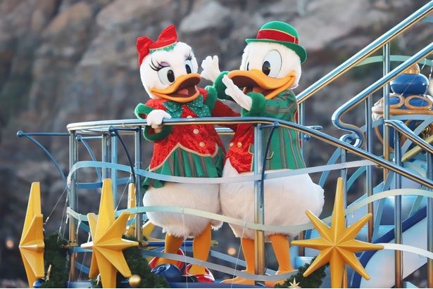 イチャイチャ仲良しなドナルドダックとデイジーダックにほっこり