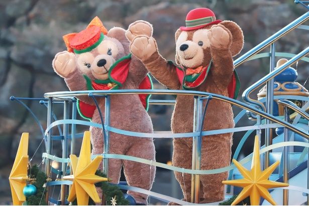 【写真】両手を上げてキュートに踊るダッフィーとシェリーメイ