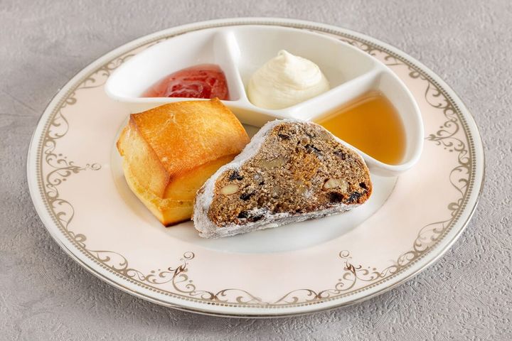 焼き立てスコーンとシュトーレン