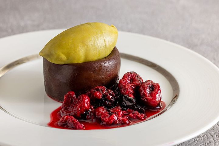 土日祝限定 フォンダンショコラ ピスタチオアイスとベリーのソース