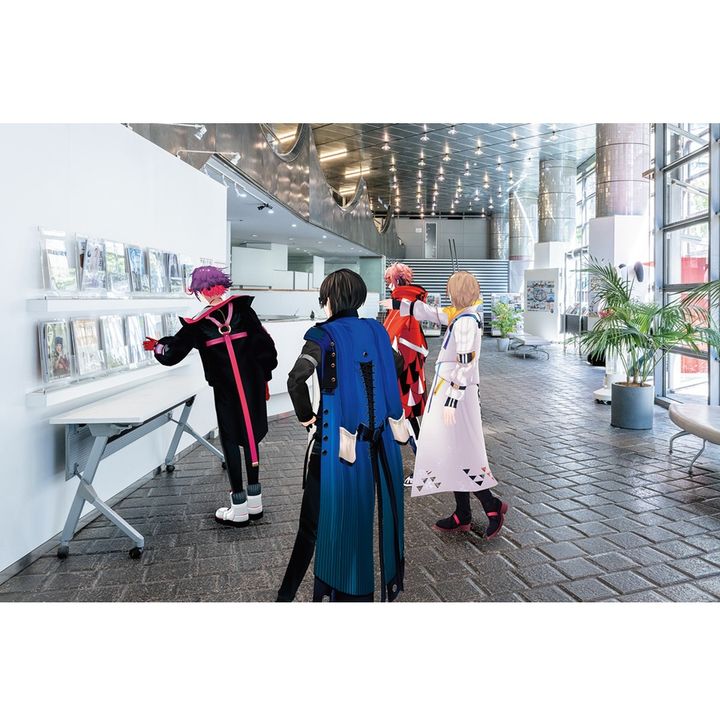 受付スペース前に並んださまざまな雑誌たちと、興味津々な渡会さん、そしてその姿を見守る3人。