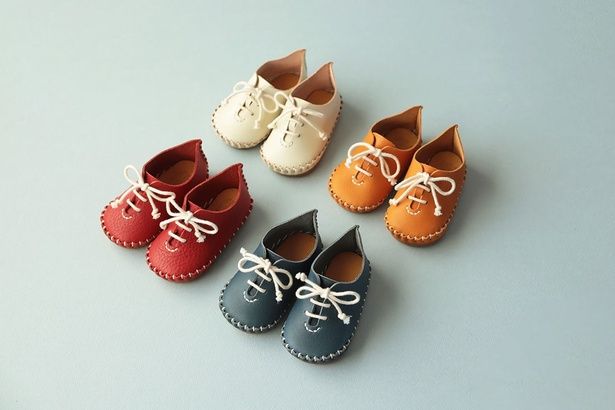 「ファーストシューズ」のカラーはホワイト/キャメル/レッド/ネイビーの4色。対象年齢はおおむね生後10カ前後