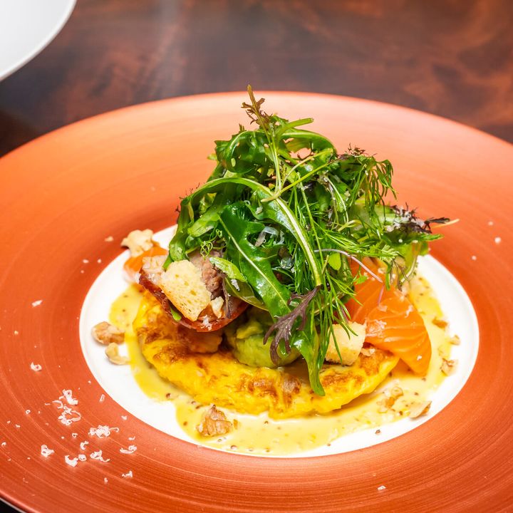 アトランティックサーモンのマリネ ワカモレとベーコンのリーフサラダ チェダーチーズのデンバーオムレツとマスタードソース