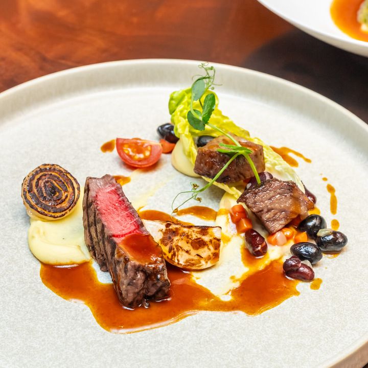 ビーフテンダーロインのグリル 牛ほほ肉とレッドビーンズのサコタッシュ ポテトピュレとペッパーグレイヴィーソース