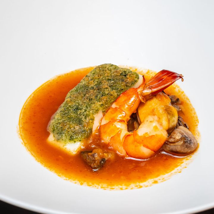 海藻を纏った平目のスチーム マッシュルームとワイルドライスのチョッピーノ風スープ仕立て