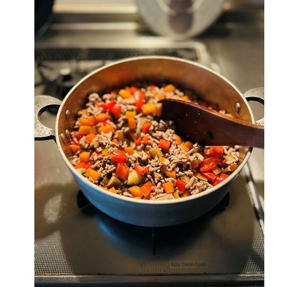 この時点ですでに野菜の甘〜い香りが立ち込めます！ （C）みぺ／KADOKAWA