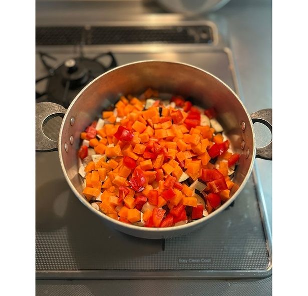 野菜が色鮮やか！ さらにこの上にひき肉を重ねます。 （C）みぺ／KADOKAWA