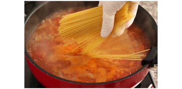 スパゲッティをソースに投入！ （C）もあい かすみ／KADOKAWA