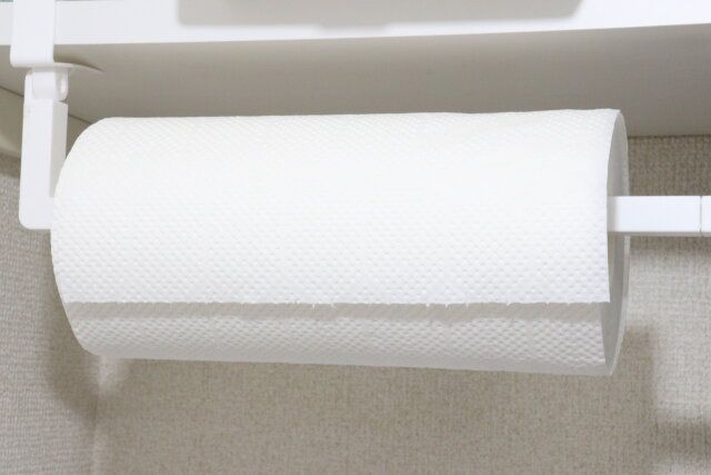 ダイソーのnoma 吊り戸棚用キッチンペーパーホルダーは長めのバーでロールが外れにくい