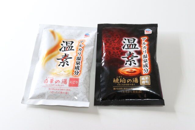 ダイソーの温素 白華の湯と温素 琥珀の湯のパッケージ