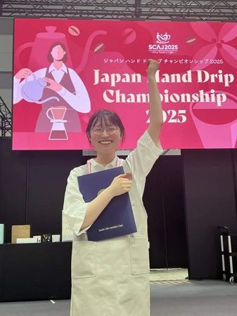 【千葉県松戸市】ハンドドリップ2025年度優勝者・新田衣祥さんが銀河コーヒー松戸矢切店の一日店長に！