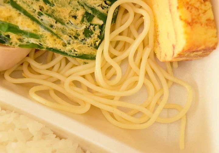 ブロッコリーとポテトサラダ、そしてパスタが添えられています