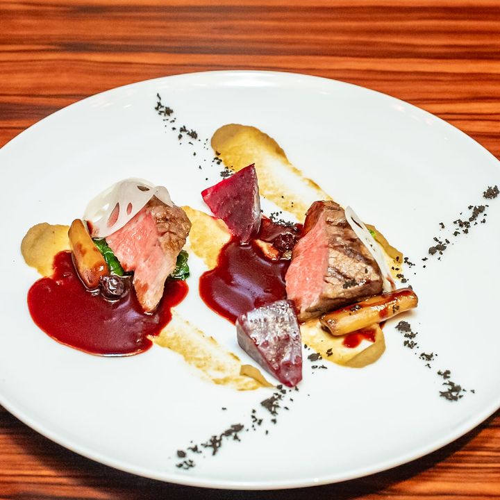 和牛フィレ肉のグリル 西洋ゴボウのカラメリゼ アンチョヴィとカシスのソース