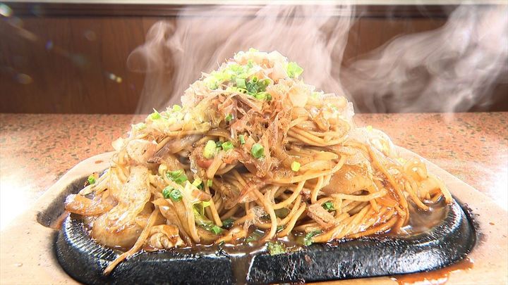 11月25日放送の「ヒューマングルメンタリー オモウマい店」に登場する「特製焼きそば」（中京テレビ提供）