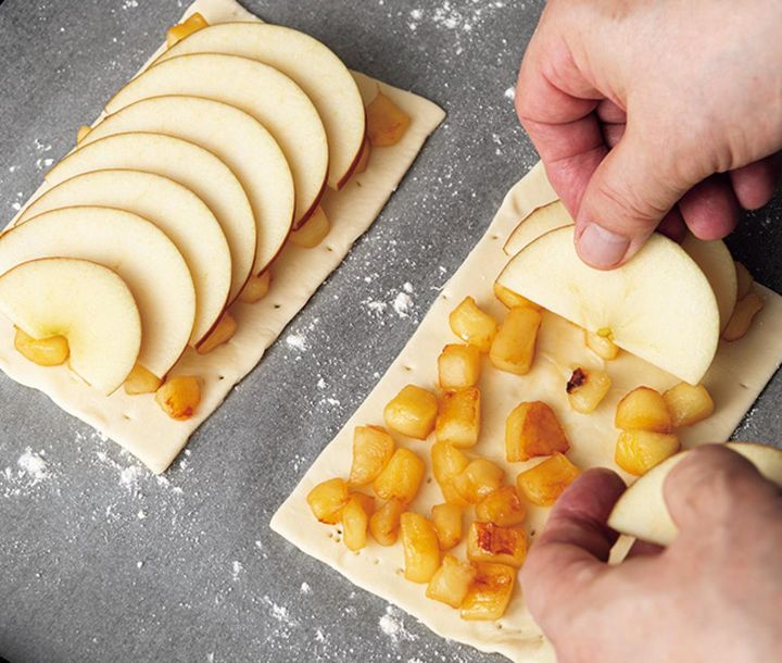 スライスしたりんごを並べる（d）