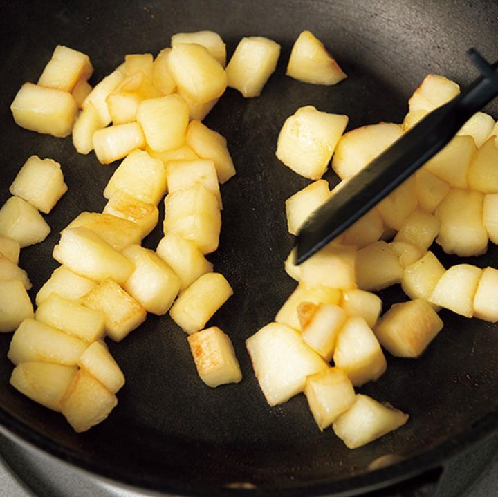 中火で焼き色がつくまで炒め煮にする（c）