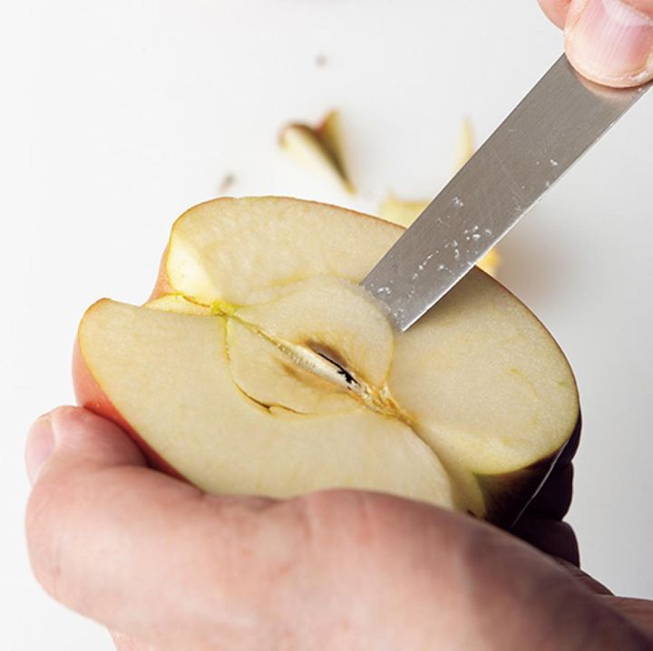 りんごは半分に切り、芯をとる（a）