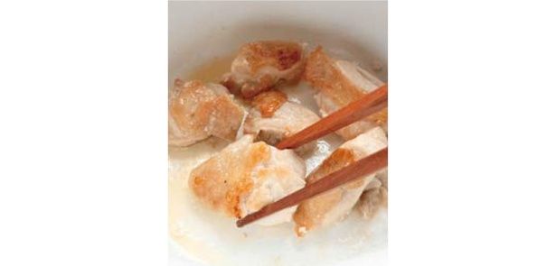 焼き目をつけて肉汁をとじこめる （C）もこ／KADOKAWA