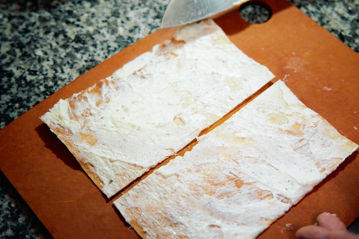 春巻きの皮にブルサンを塗る