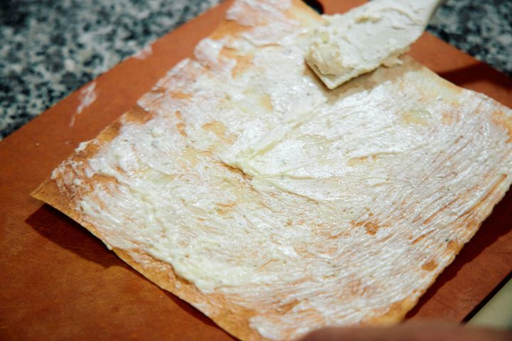 春巻きの皮にブルサンを塗る