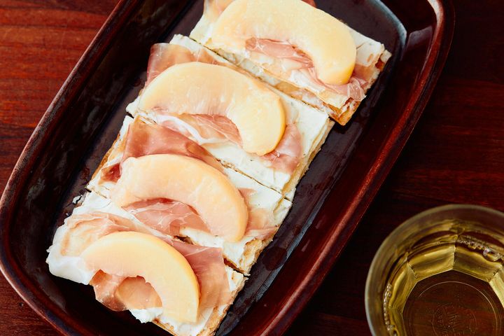 桃と生ハムのタルトフランべ