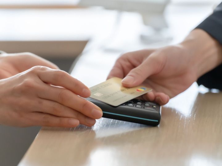 All About ニュース編集部が全国250人を対象に実施した「クレジットカードに関するアンケート」の調査結果から、ポイントが貯まりやすいと思う「JCBのクレカ」ランキングを発表！ 2位「JCBプラチナ」を抑えた1位は？（※画像はイメージです）