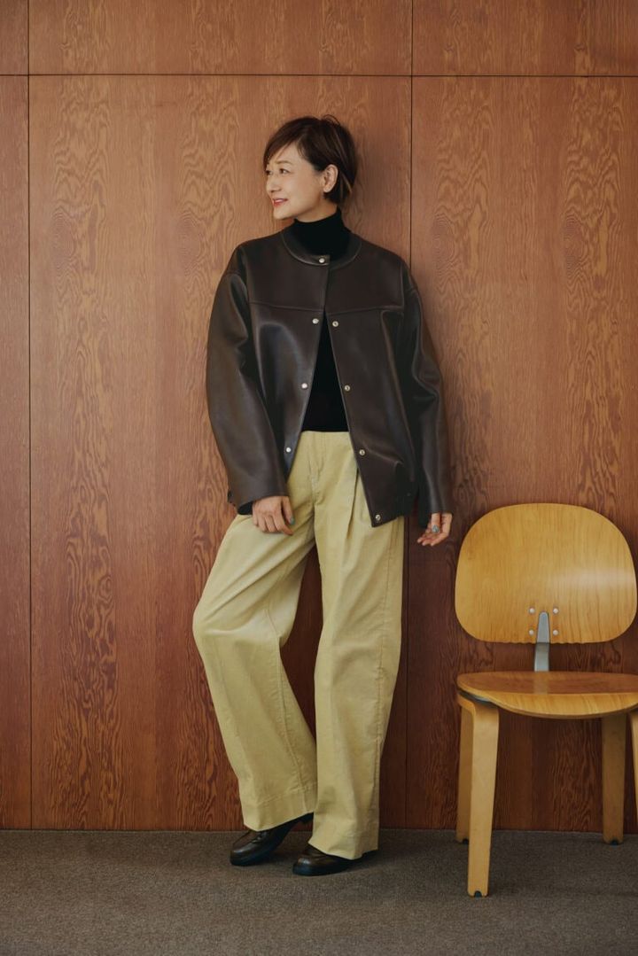 ジャッケット¥429,000、ニット¥69,300、パンツ¥59,400／すべてドゥロワー（ドゥロワー 青山店）、ローファー¥113,300／トッズ（トッズ・ジャパン）