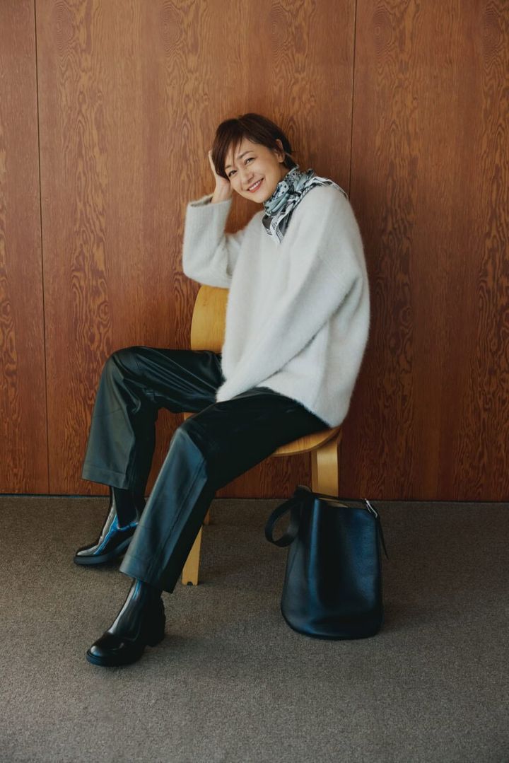 ニット¥69,300／ドゥロワー（ドゥロワー 青山店）、パンツ¥242,000／ クリステンセンドゥ ノルド（ストックマン）、スカーフ¥22,000／マニプリ、ブー¥135,300／トッズ（トッズ・ジャパン）、バッグ¥198,000／ J&M デヴィッドソン（J&Mデヴィッドソン カスタマーセンター）