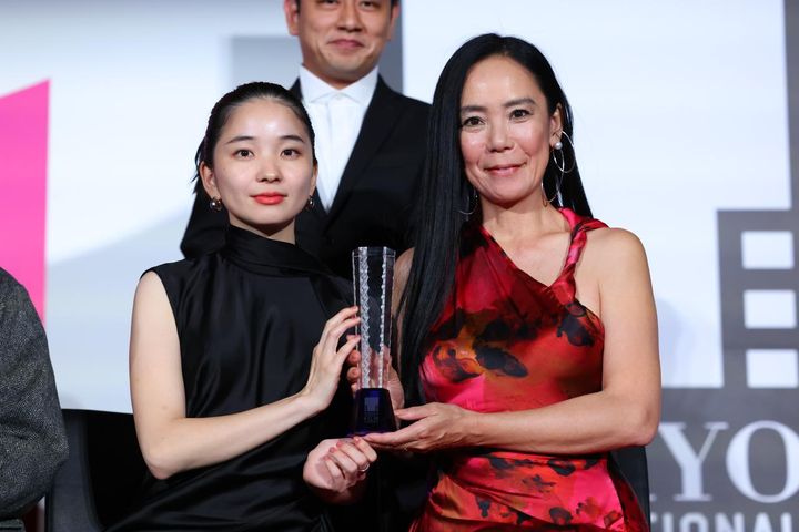 画像: ©TIFF 本作に出演した福地桃子（左）、映画監督でありながらも女優として出演した河瀬直美（右）。福地は東京国際映画祭の主演女優賞を手にした。