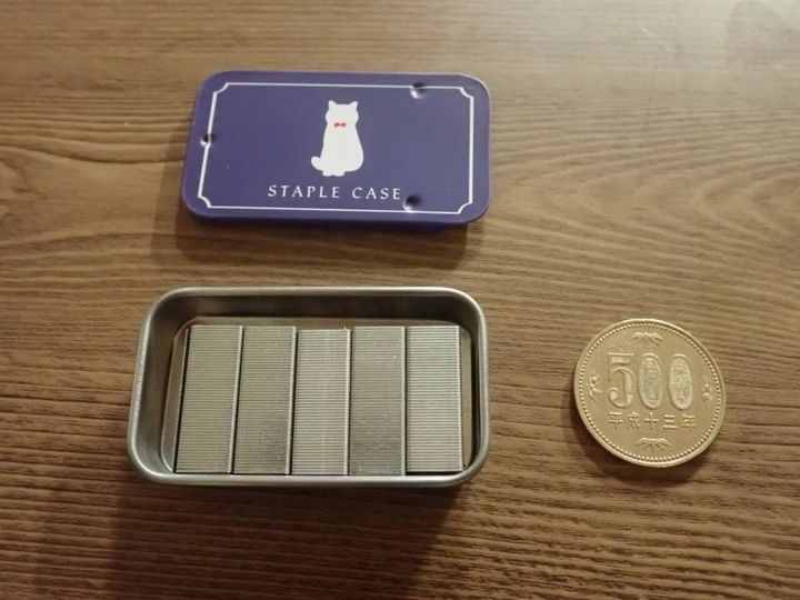 DAISO(ダイソー)：ホッチキス針(ケース付、ネコ柄、10号針、1000本)