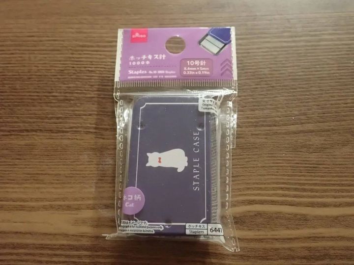 DAISO(ダイソー)：ホッチキス針(ケース付、ネコ柄、10号針、1000本)