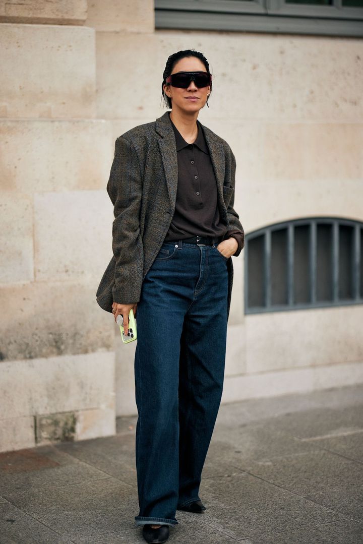 ストレートデニムとポロシャツで気負わず楽しむプレッピールック。