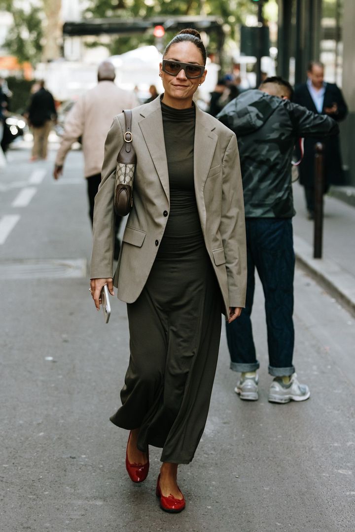 マキシドレスとバレエシューズで仕上げる自由なブレザールック。