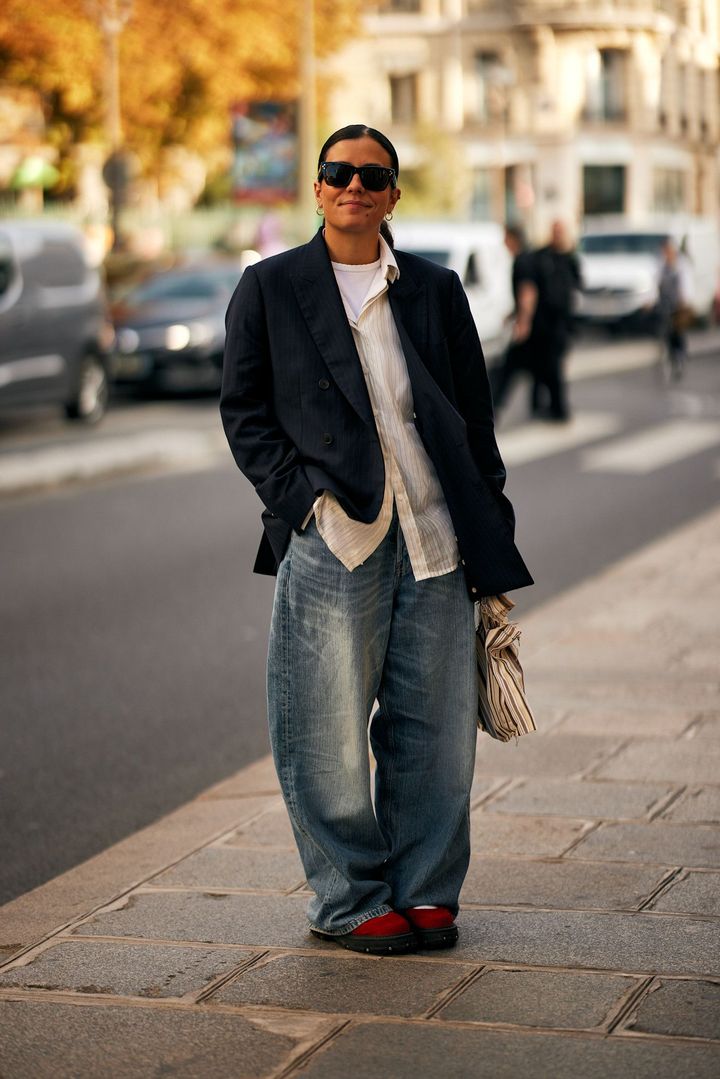 バギージーンズでリラックスムードを引き寄せる、“抜け感ブレザー”の最旬バランス。