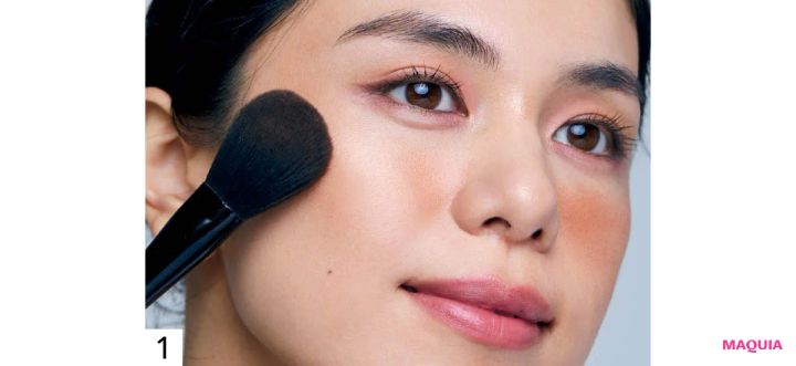 シワを取るハイライトの入れ方 ステップ1 ベージュを頬を中心に塗る